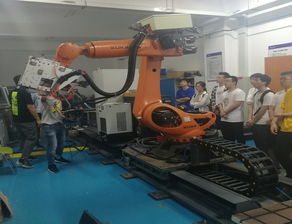 機電學(xué)院本科生走進機器人智能制造裝備實驗室參觀學(xué)習(xí)